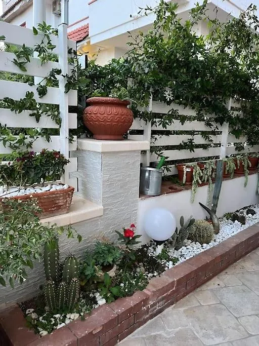 Full Semi-Garden Apartment In Villa At Mondello Palermo