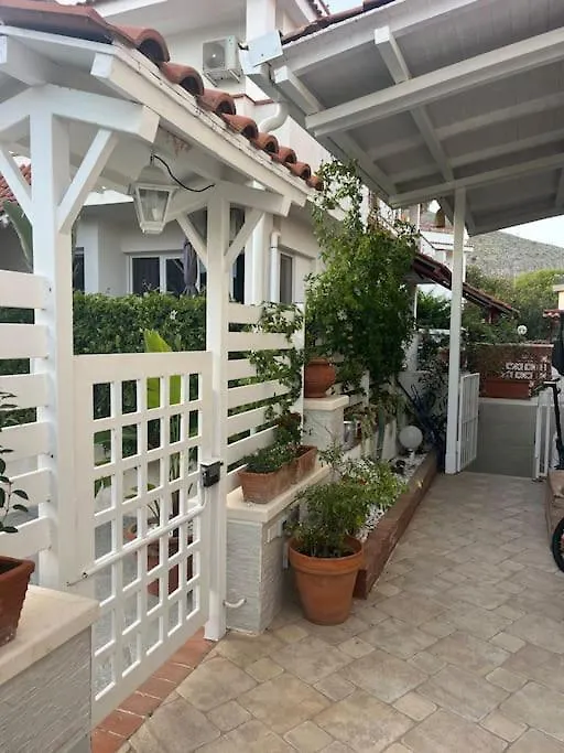 Full Semi-Garden Apartment In Villa At Mondello パレルモ