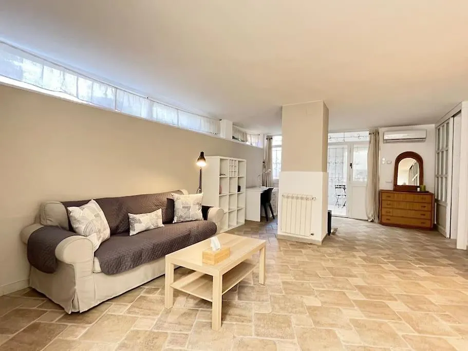 Full Semi-Garden Apartment In Villa At Mondello パレルモ